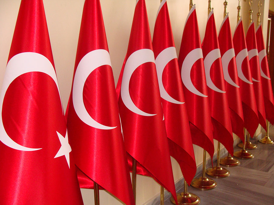 Makam Bayraklarına Şok Talep